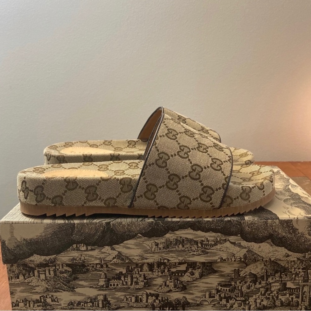 Gucci monogram sandals size 10 . Mint condition